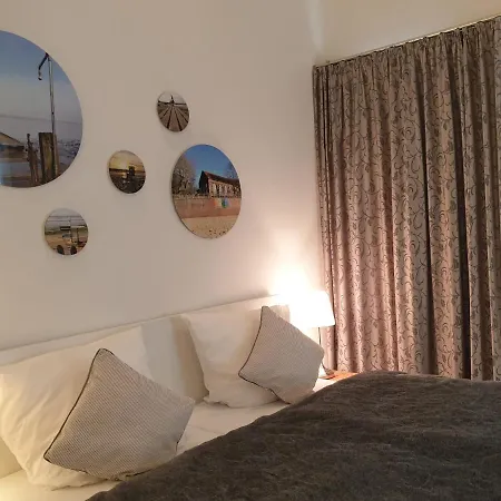 Wolke 7, Am Alten Deich 4, 2 34 *